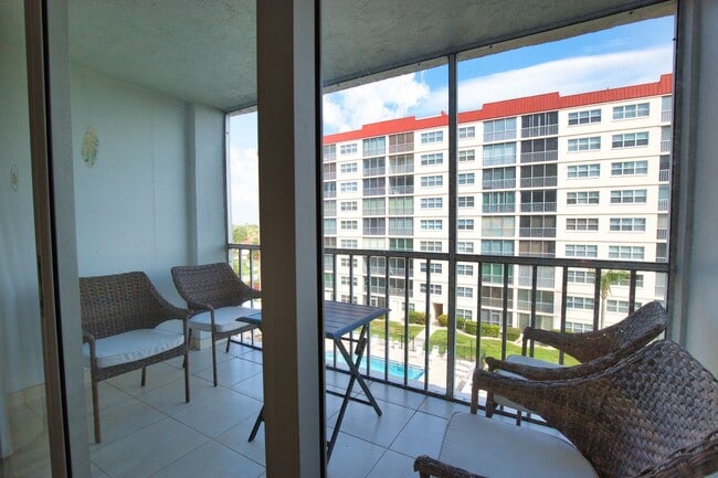 Building Photo - Annual Unfurnished Venice Island Condo – Costa Brava