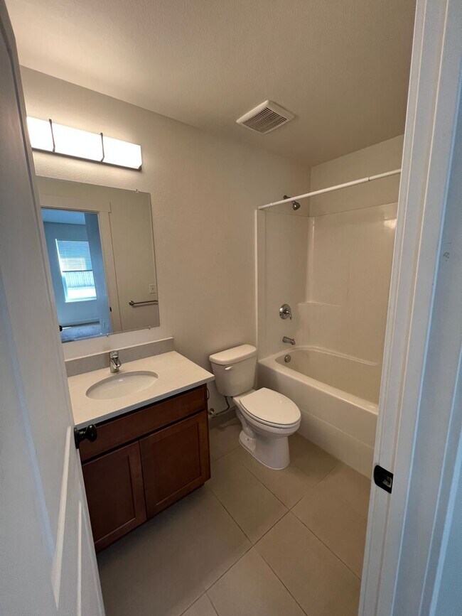 Building Photo - 4.5 Bathrooms ! 4 large bedrooms! Close to CWU