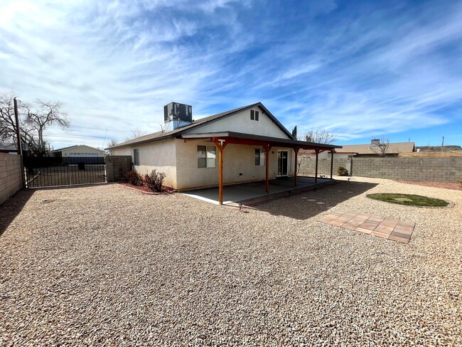 Building Photo - Cute 3 Bedroom Home Near Splash Pad and Hu...