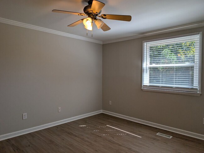 Building Photo - Cozy 2 story, 5 bedroom, 3.5 bathroom hous...