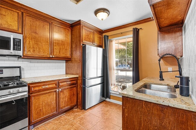 Building Photo - 9319 Jaywood St