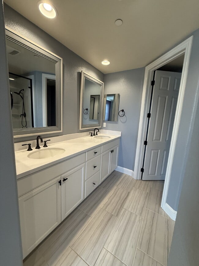 Building Photo - Gorgeous 3 Bed, 2.5 Bath Condo in Perfect ...