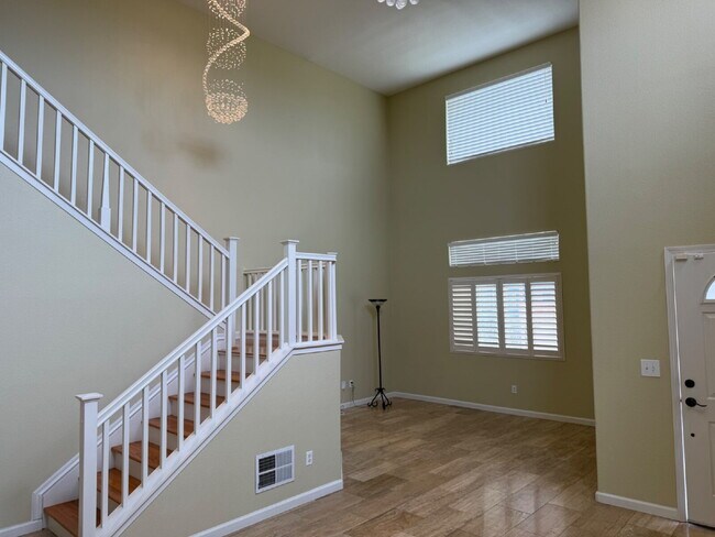 Building Photo - Gorgeous 5 Bedroom, 3 Bathroom Home With a Pool in perfect Tracy Location