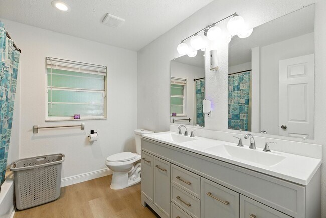 Building Photo - Spacious 4-Bedroom Home in Wildwood – Rece...