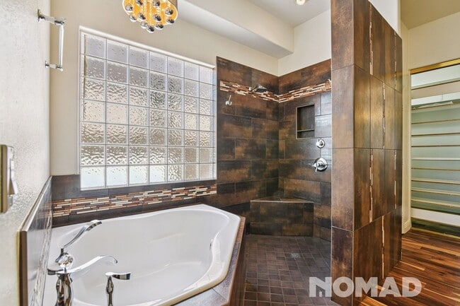 Building Photo - Spacious 4BR House on Arrowhead Lake in Gl...