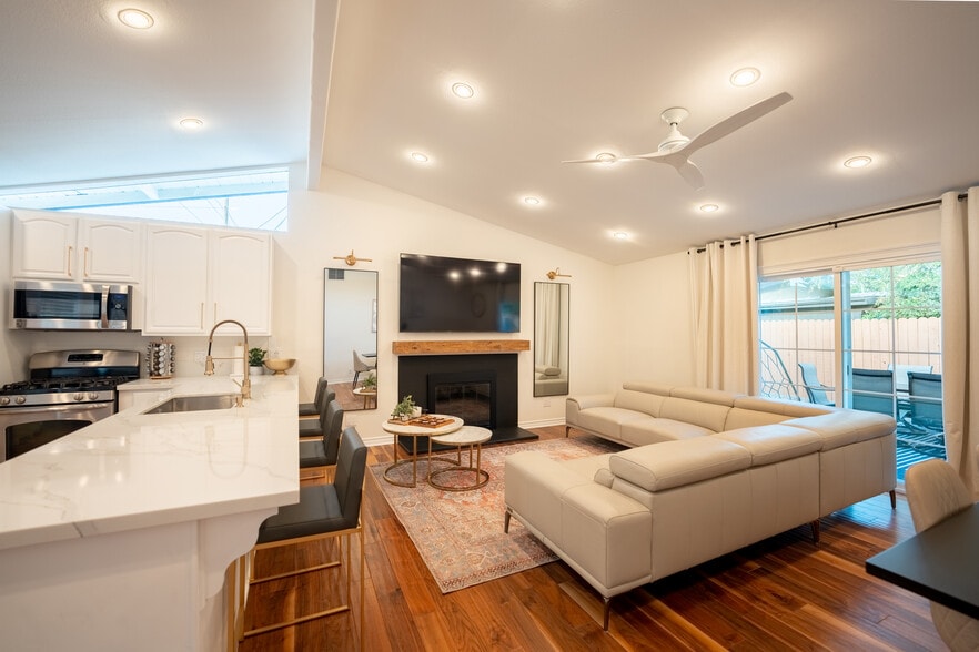 Building Photo - 9962 Pacific Ave