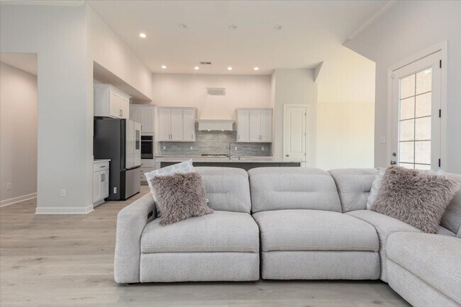 Building Photo - Like New 6 BR/ 4.5 BA in Lakeland