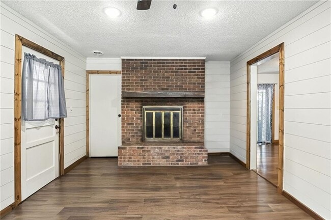 Building Photo - 49 Valley Dr