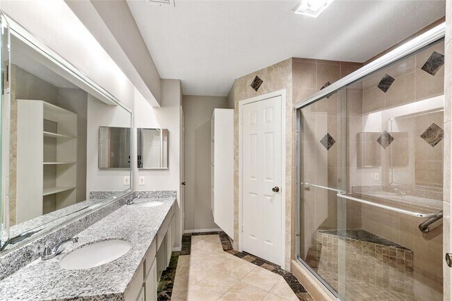 Building Photo - 6602 Lynngate Dr