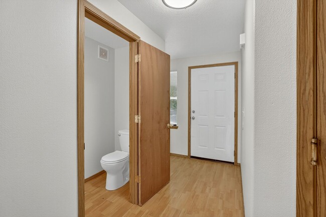 Building Photo - Great 2 story Townhome with Garage!