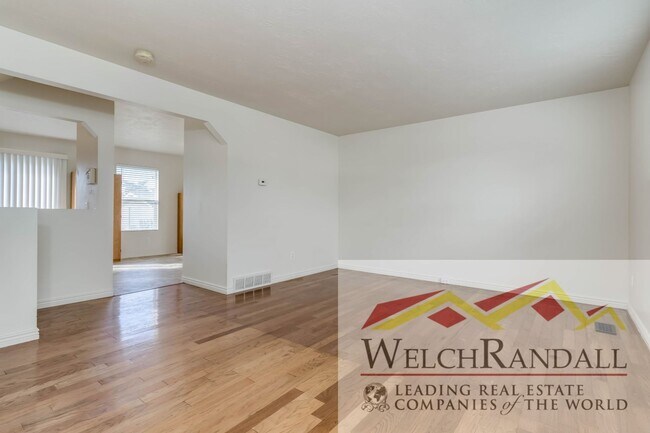 Building Photo - Spacious Townhome in Roy