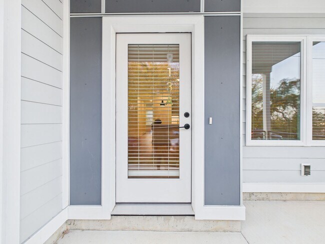 Building Photo - 913 Bainbridge St