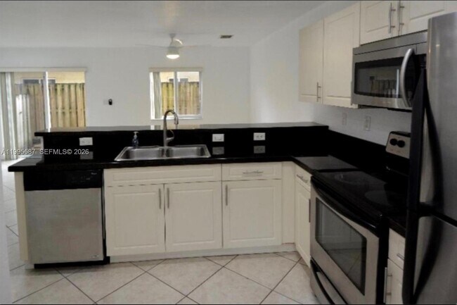 Building Photo - 324 NE 3rd St