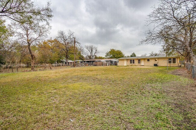 Building Photo - Ready for New Tenant- 3 Bedroom, 1.5 Bath in NRH- Birdville ISD- 76108