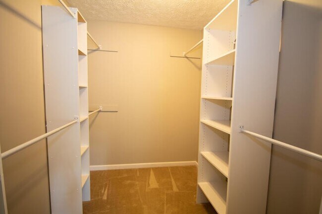 Building Photo - Knoxville 37922 - 3 bedroom, 2 bath with fenced-in yard - Call Susan Niedergeses (865) 300-4722