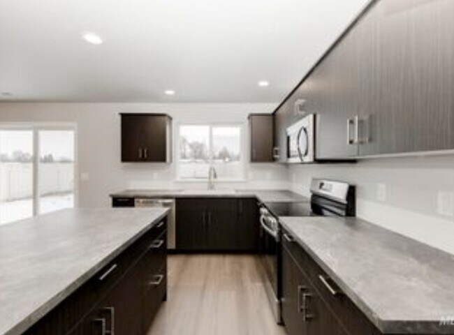 Building Photo - 672 S Blackfoot