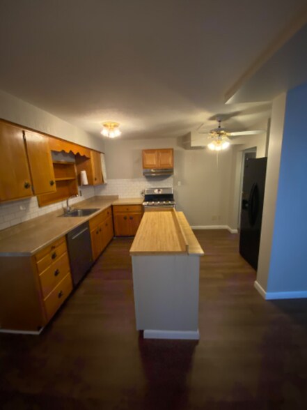 Primary Photo - 305 E Main St