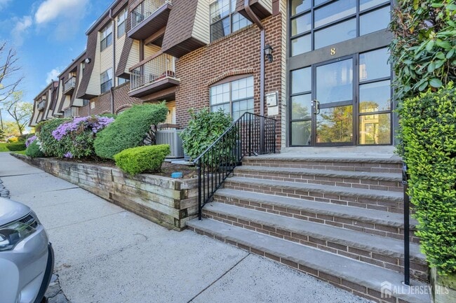 Building Photo - 812 Green Hollow Dr