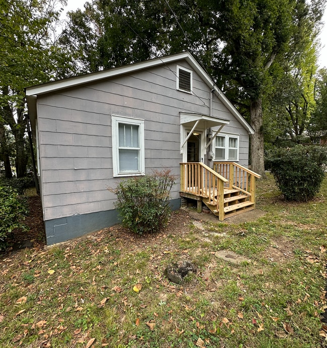 Building Photo - 2 Bedroom/1 Bathroom Cottage - Florence,  AL