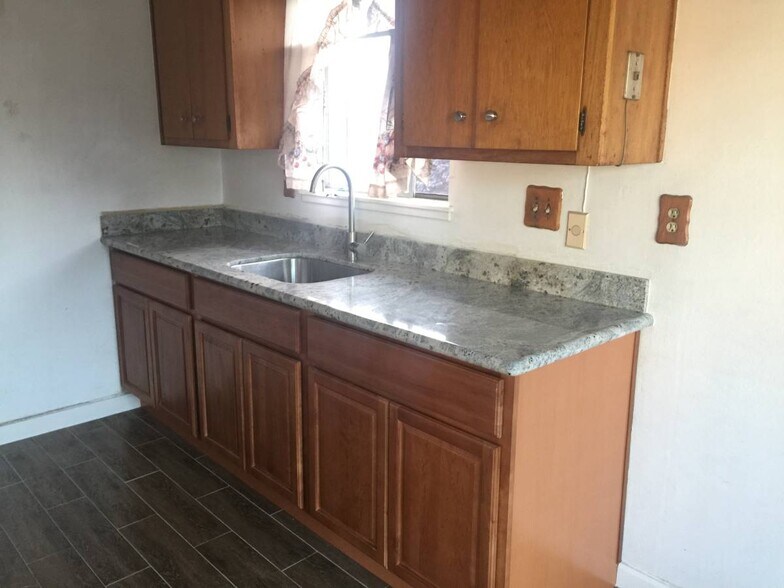 Building Photo - 895 Coburn Ct