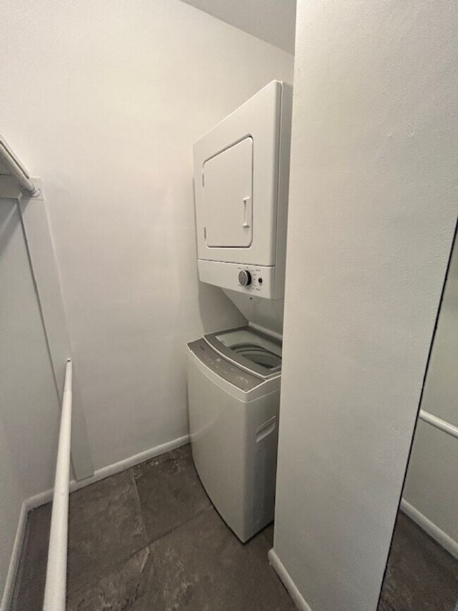 Building Photo - 1 Bedroom 1 Bath Ocean View Condo - Steps from Fort Lauderdale Beach!