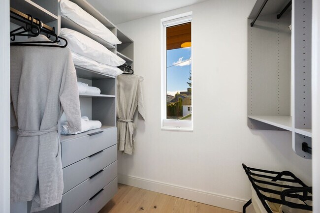 Building Photo - 4510 1st Ave NE