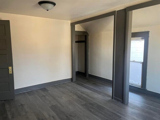 Building Photo - 1027 S Chicago Ave