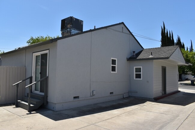 Building Photo - 1720 Bessie Ave