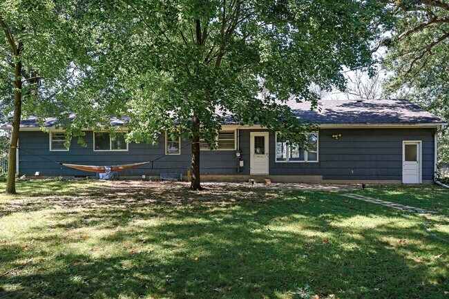 Building Photo - Gorgeous Shoreview House 3BR 1 Bath  Available Early May!