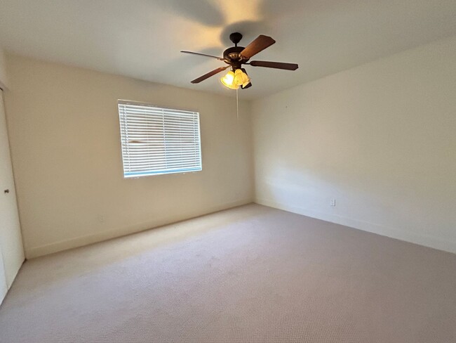 Building Photo - Stunning Remodel, 2 Bed 2 Bath Home with Pool Service!