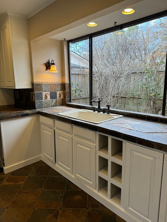 Building Photo - 636-638 Town Oaks