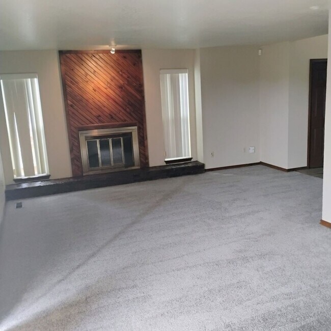 Building Photo - SPACIOUS DUPLEX IN DESIRABLE RIDGE AT SHADOWLAKE