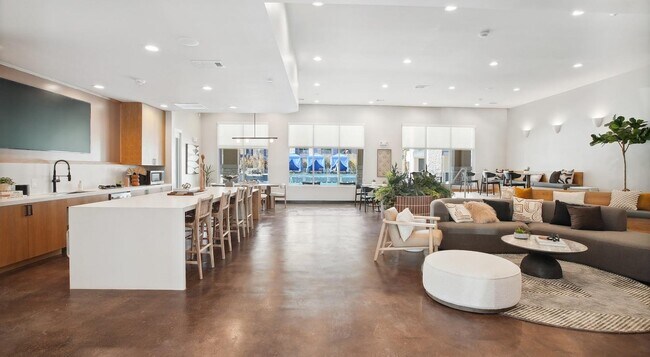 Building Photo - 14015 Univ Pass