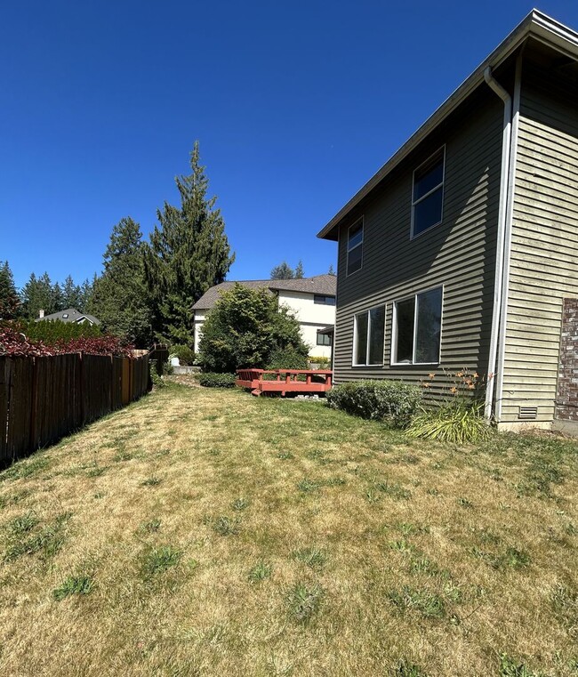 Building Photo - Large 4 bedroom 2.5 bath home in Glen Eagle