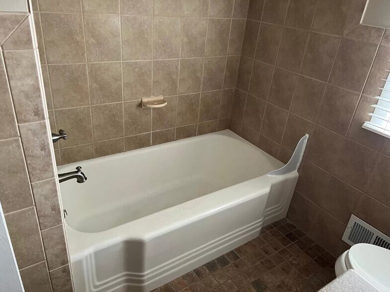 Building Photo - 1120 Ivy Ln