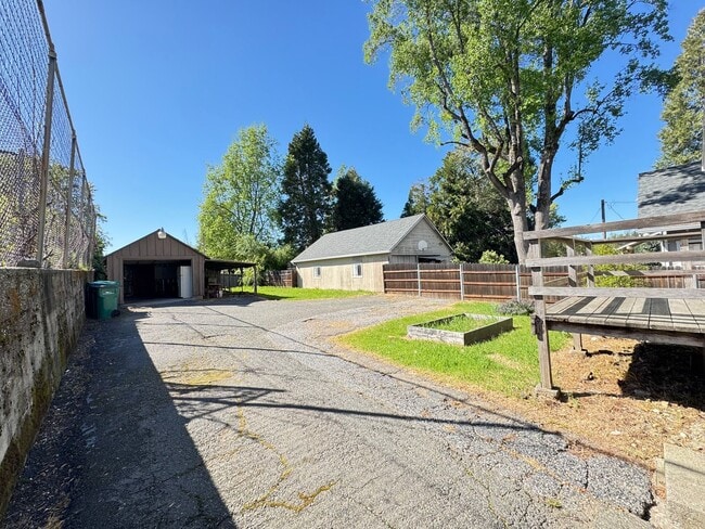 Building Photo - 2 Story home close to downtown