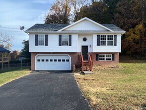 Building Photo - 3 bed 2 bath + 2 car garage- Jonesborough
