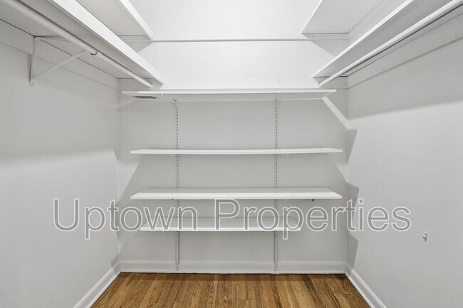 Building Photo - 9520 SW Cypress St