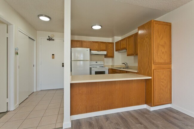 Building Photo - Kukui Plaza #D1905 - Downtown Convenience ...
