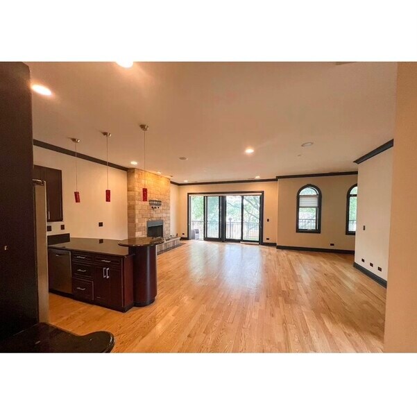 Building Photo - 6318 N Albany Ave