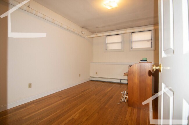 Building Photo - No Brokers Fee, heat, Hot Water Included, Garden Level Recently Renovated Unit, Laundry on a Site