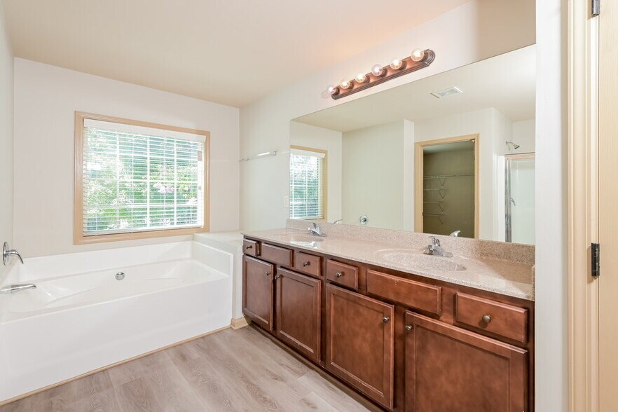Building Photo - 3096 Montauk Hill Dr NE