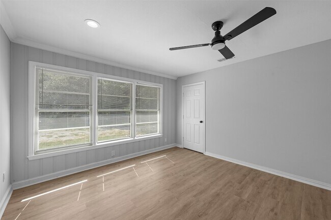 Building Photo - 2416 Lake Air Dr