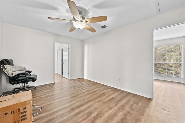 Building Photo - 201 Comanche Camp