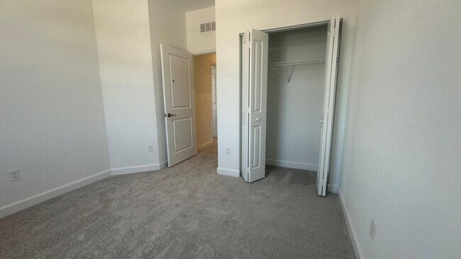 Building Photo - 553 Rivergrass St