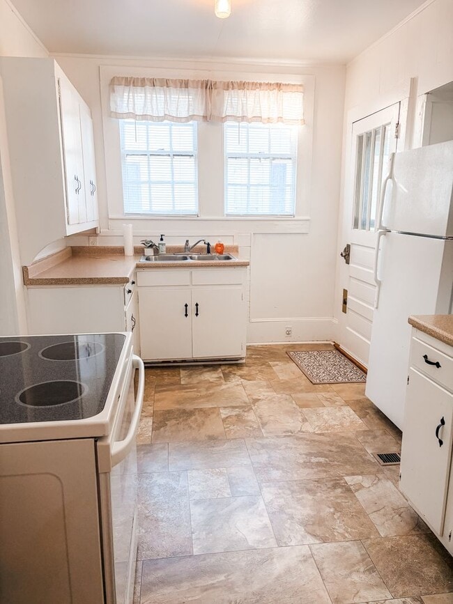 Building Photo - 117 E Main St