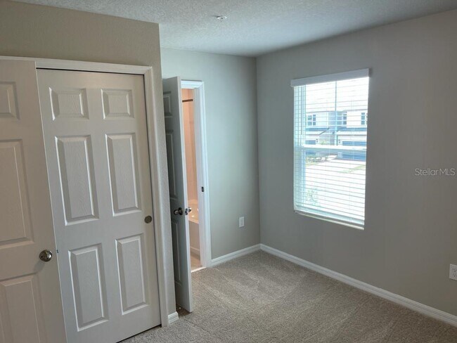 Building Photo - 975 Robin Holly St