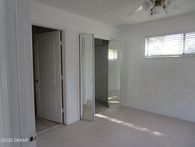 Building Photo - 5543 W Bayshore Dr