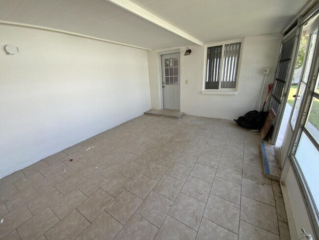 Building Photo - Beautiful 2 bed, 2 updated baths home in the sought-after boating community of Gulf Harbors.