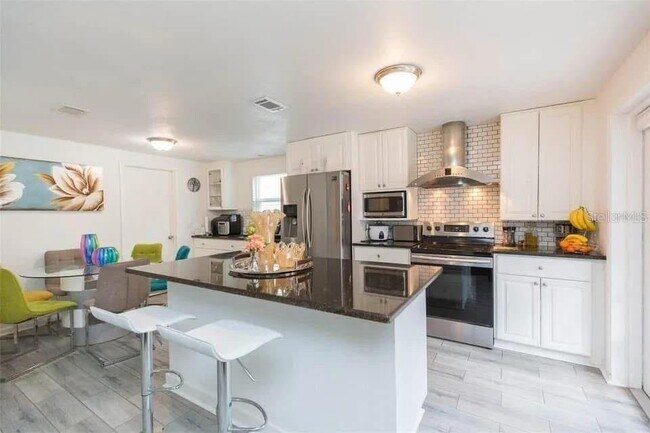 Building Photo - 2804 Cedaridge Dr